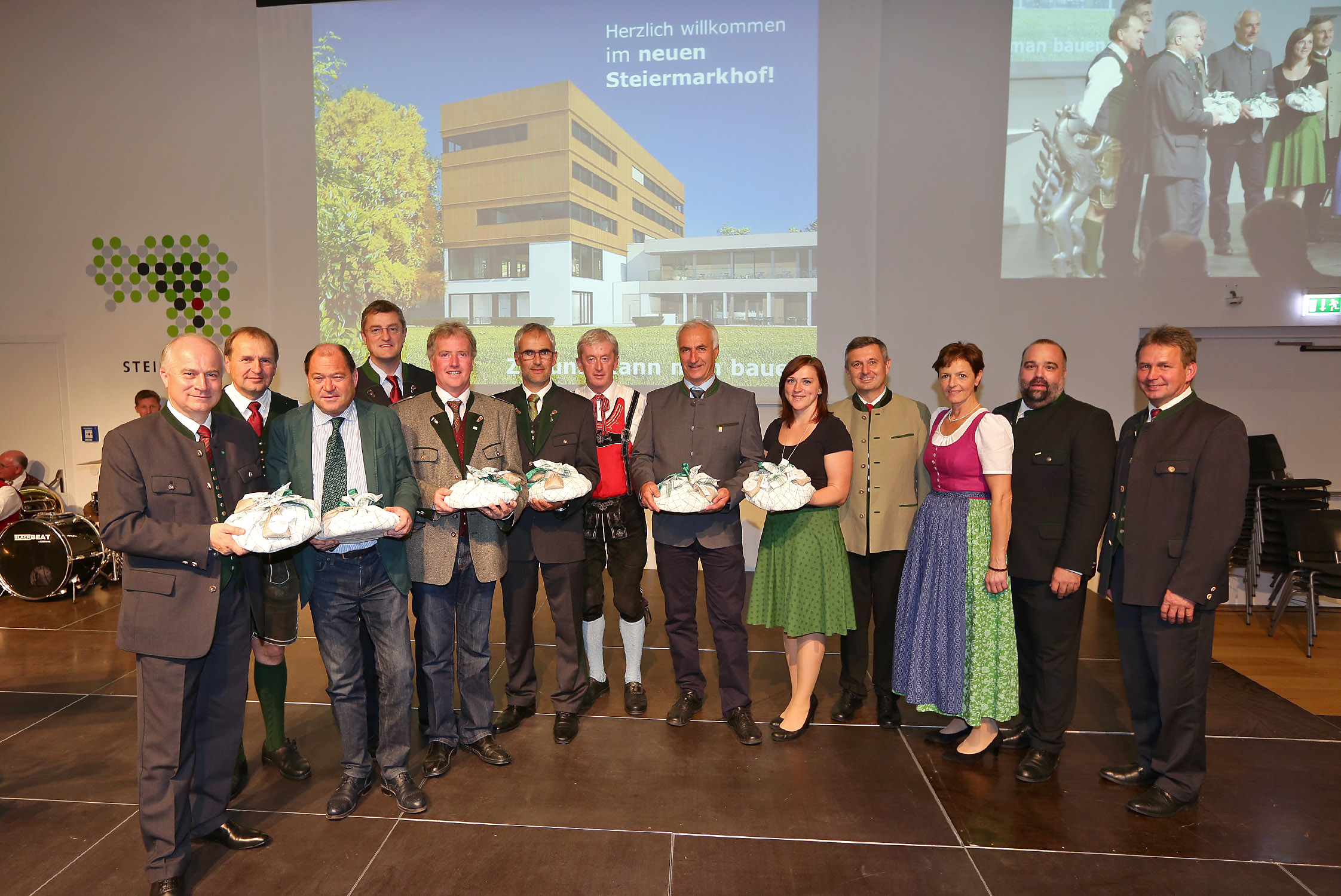 Geschenke für die neuen Partner im Steiermarkhof: Bauernbund, Waldverband, Bio Ernte, BK GU, Landjugend (c) Fotostudio Pachernegg